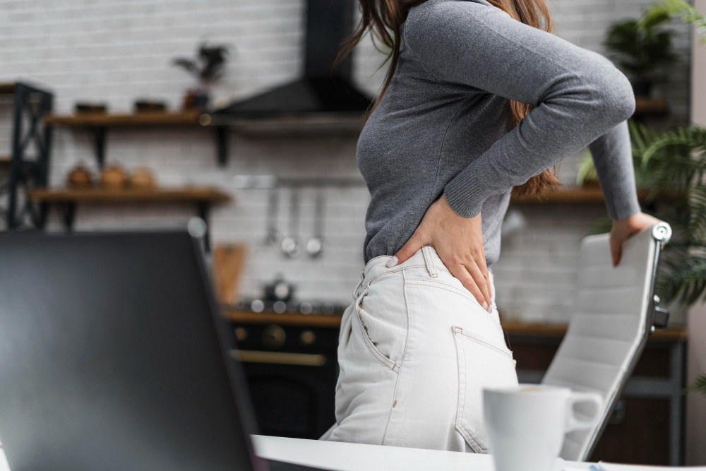 ¿Mucho tiempo sentado en el trabajo? Así puedes evitar que el dolor lumbar arruine tu día